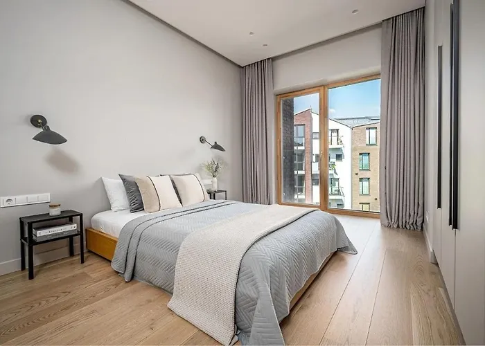 Spacious 2 Bedroom Luxury Apartment *